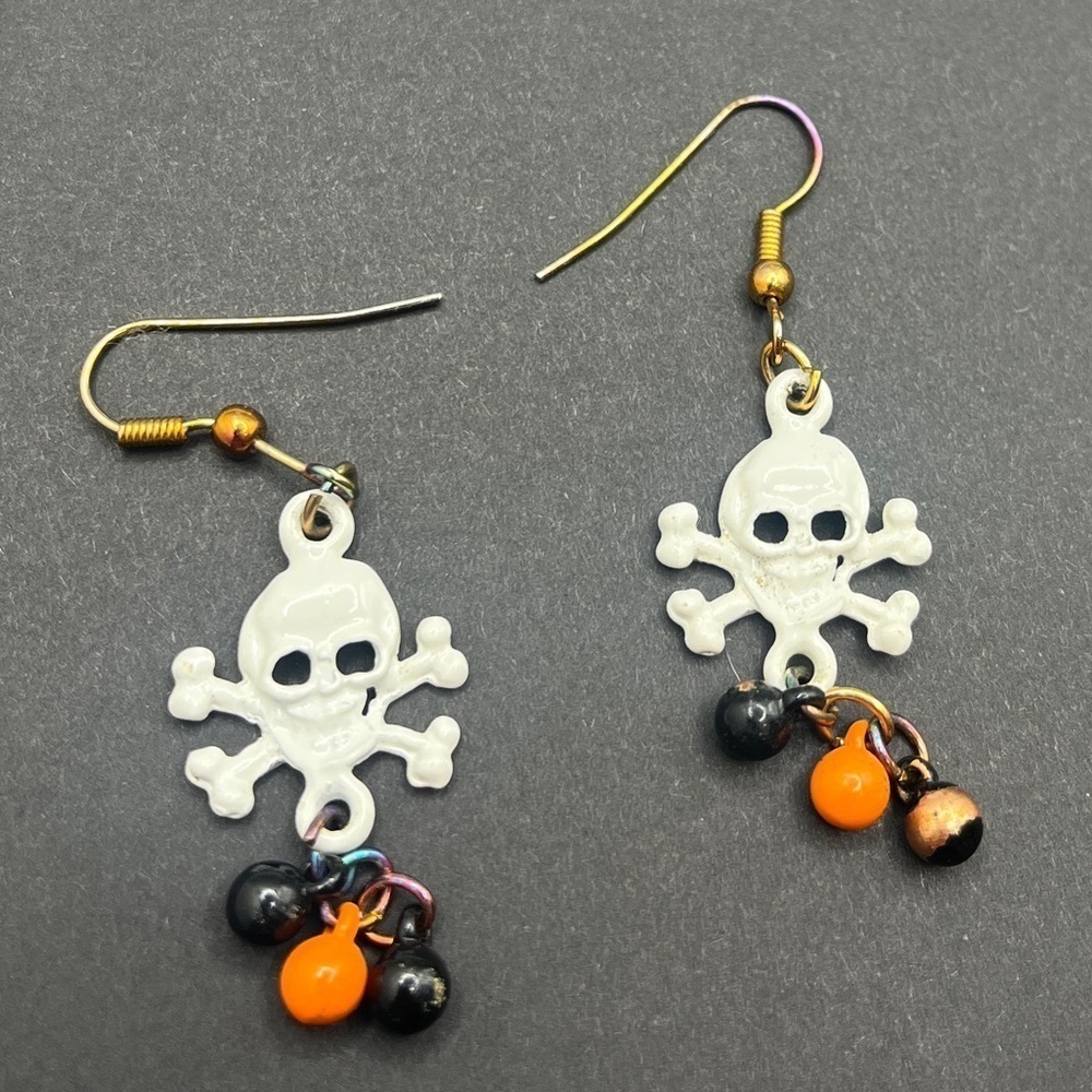 Vintage Halloween White/Orange/Black Bead & Metal Skull Dangle earrings